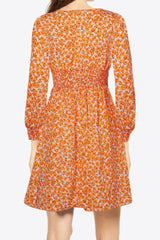 Robe fleurie à manches longues et décolleté en V profond