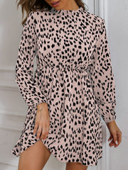 Robe imprimée à manches longues et col à volants