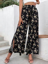 Hose mit weitem Bein und Blumenmuster und seitlichem Schlitz