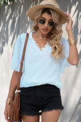 Chemisier à col en V et manches flottantes en dentelle à pois suisses