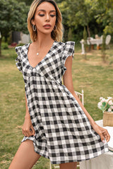 Robe à carreaux et manches papillon à décolleté en V