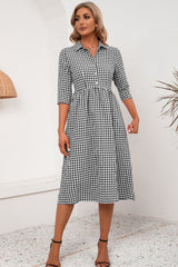 Robe mi-longue à carreaux et col à revers