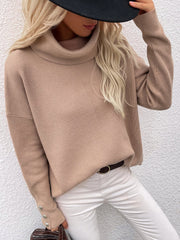 Rollkragenpullover aus Rippstrick mit Knopfdetail
