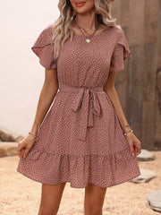 Robe imprimée à taille nouée et manches pétales avec ourlet à volants