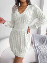 Mini-Strickkleid mit V-Ausschnitt und Zopfmuster