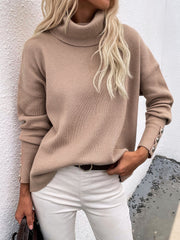 Rollkragenpullover aus Rippstrick mit Knopfdetail