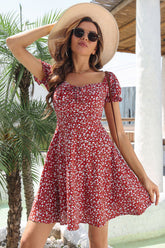 Kleid mit Blumenmuster und Volantärmeln und Bindeband vorn