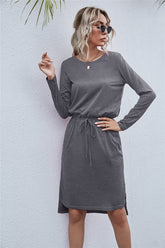 Kleid mit Rundhalsausschnitt und Seitenschlitz