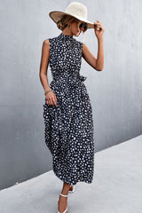 Robe imprimée à col montant sans manches avec ceinture et volants
