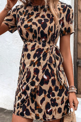 Kleid mit Rundhalsausschnitt und Schlüsselloch-Gürtel im Animal-Print