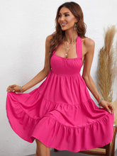 Robe mi-longue à volants et col licou