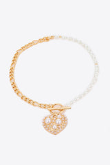 Halskette mit Herzanhänger und halber Kette und halber Perle