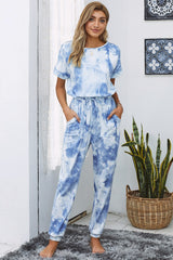 Kurzärmliger Jumpsuit mit Batikmuster und Taschen