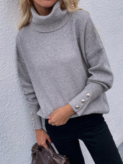 Rollkragenpullover aus Rippstrick mit Knopfdetail