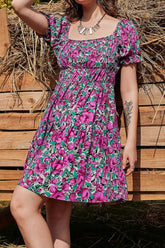 Robe à volants et manches fleuries