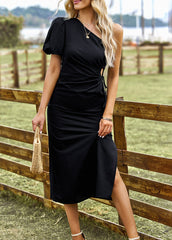 Robe fendue à une épaule et détails froncés