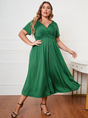 Robe mi-longue à manches courtes et col surplis grande taille