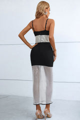 Robe mi-longue à bretelles spaghetti et sequins contrastés