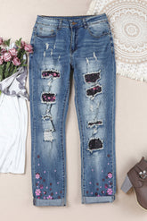 Distressed-Jeans mit floralem Patchwork-Muster und Taschen