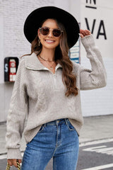 Pullover mit halblangem Reißverschluss und Kragen aus gemischtem Strick