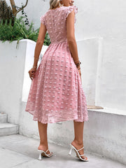 Kleid mit V-Ausschnitt und Flügelärmeln im Swiss Dot-Muster