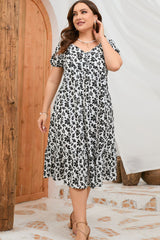 Robe midi fleurie à manches courtes grande taille