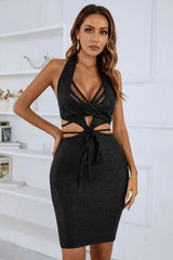 Neckholderkleid mit gespleißtem Netzstoff und überkreuztem Schnitt