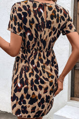 Kleid mit Rundhalsausschnitt und Schlüsselloch-Gürtel im Animal-Print