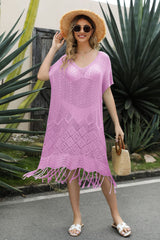 Robe en tricot à col en V, manches courtes et ourlet à franges