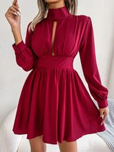 Mini-robe trapèze à col roulé et découpes