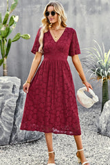 Robe mi-longue en dentelle à col en V et manches bouffantes
