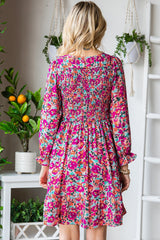 Robe à fleurs froncées, col en V et manches à volants