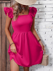 Robe trapèze à col carré et manches papillon