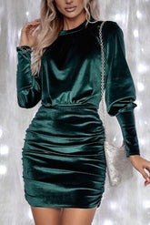 Robe moulante froncée en velours vert à manches bouffantes