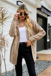Strickjacke mit Zopfmuster und überschnittenen Schultern und Rippenbesatz