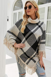 Rollkragenponcho mit kariertem Fransensaum