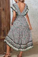 Tief ausgeschnittenes Kleid mit Blumenmuster und Rüschen