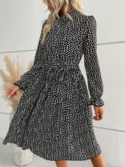 Robe mi-longue imprimée à volants et taille nouée