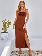 Robe fendue à bretelles spaghetti et détails plissés