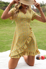 Robe fleurie à manches courtes et col surplis à volants