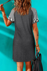 BLESSED MAMA – Gedrehtes Kleid mit Grafik