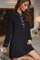 Kleid mit kontrastierender Paspelierung und halben Knöpfen und langen Ärmeln