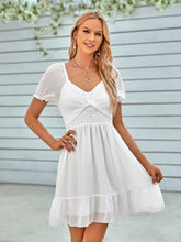 Wendbares Kleid mit Rüschensaum und Bindeband