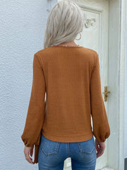 Asymmetrische Rippenstrickbluse mit Knöpfen