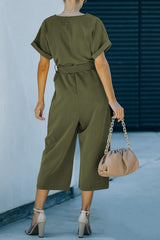 Kurzer Jumpsuit mit Bindegürtel und Knöpfen