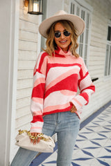 Abstrakter Pullover mit hohem Halsausschnitt und überschnittenen Schultern