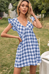 Robe à carreaux et manches papillon à décolleté en V
