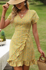 Robe fleurie à manches courtes et col surplis à volants