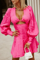 Kleid mit tiefem Ausschnitt und Laternenärmeln