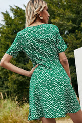 Robe imprimée à manches régulières et col en V avec lien sur le devant